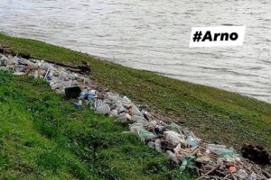 La riva dell'Arno alla Nave a Rovezzano invasa dai rifiuti