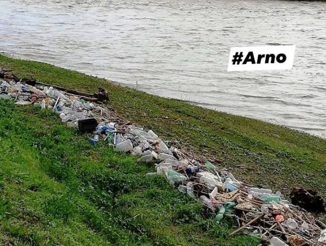 La riva dell'Arno alla Nave a Rovezzano invasa dai rifiuti