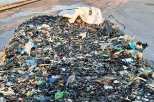 L'ecoballa ripescata ieri nel Golfo di Follonica (foto Guardia Costiera)