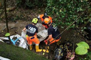 I volontari della Vab Colline Medicee recuperano i sacchi di rifiuti abbandonati