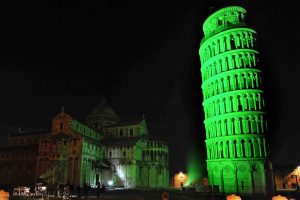 Torre di Pisa illuminata di verde per il giorno di San Patrizio.