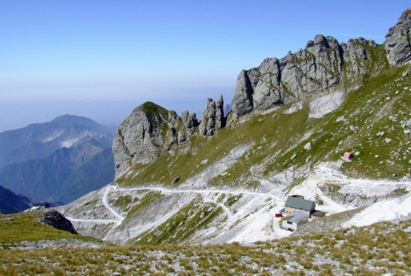 Bivacco Aronte al Passo della Focolaccia. (Foto da www.alpiapuane.it).