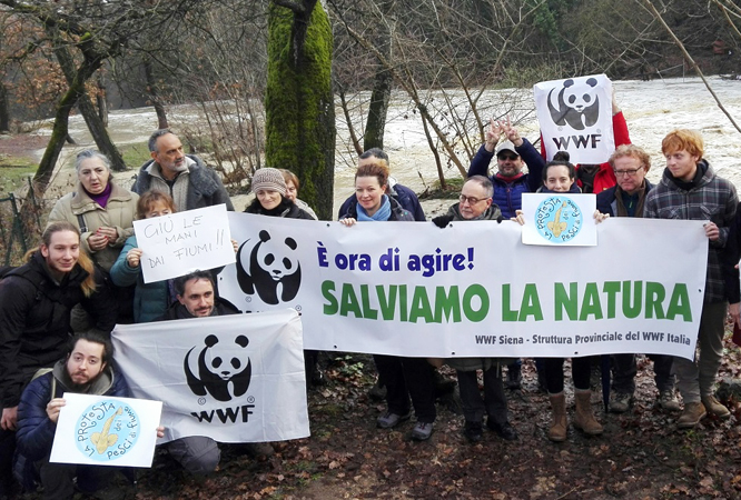 Gli attivisti sul fiume Elsa nel Comune di Colle di Val d'Elsa.