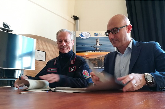 Da sinistra il comandante Marco Pezzotta e il direttore Maurizio Burlando. (foto Parco Nazionale Arcipelago toscano).