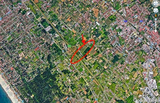 Veduta aerea della zona interessata dalle nuove strade. Nel cerchio rosso l'ultima area rurale rimasta.