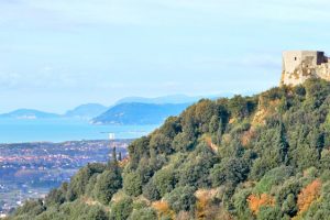 Il Castello Aghinolfi di Montignoso e la riviera Apuana (Foto da it.wikipedia.org)