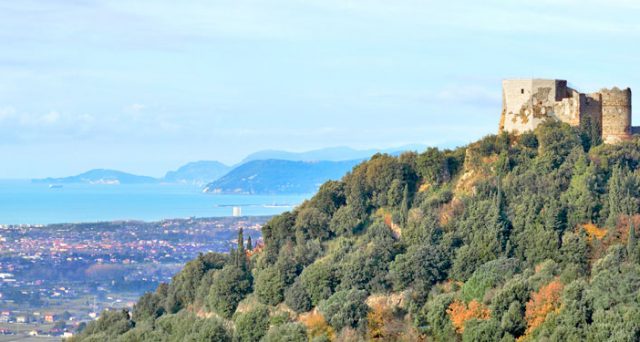 Il Castello Aghinolfi di Montignoso e la riviera Apuana (Foto da it.wikipedia.org)