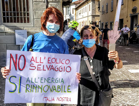 Due dimostranti al flash mob di Vicchio. (Foto da Italia Nostra).