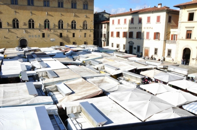 Mercato in piazza Duomo a Pistoia