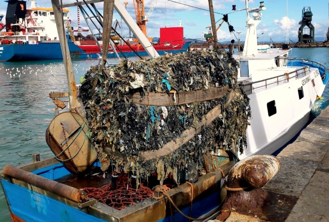 Ecoballa recuperata nel 2019 (foto Guardia Costiera)
