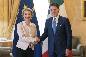 Giuseppe Conte e Ursula von der Leyen (Foto da it.wikipedia.org).