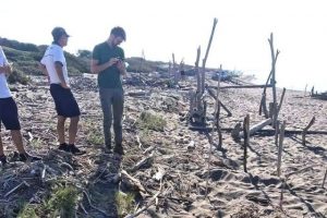 Volontari al lavoro per mettere in sicurezza il nido (foto dalla pagina Facebook delle Oasi Wwf della Maremma)