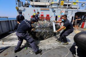 Ecoballa recuperata a bordo della nave Caprera (foto Protezione Civile nazionale)