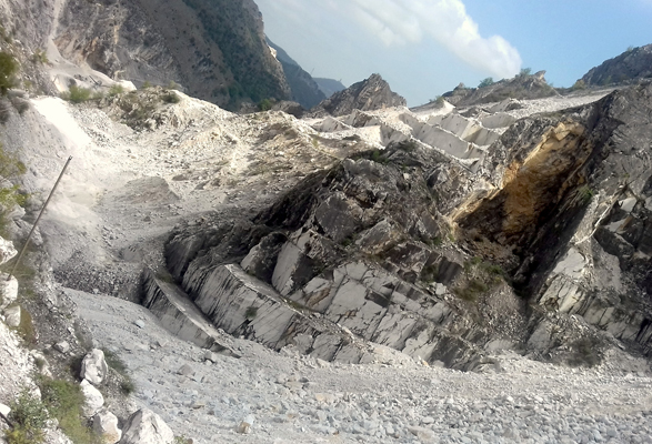 piano-cave-Marmo-Apuane-Toscana-ambiente