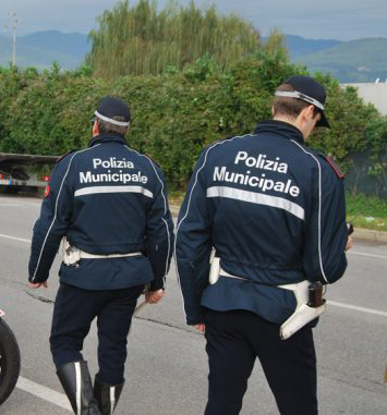 polizia Municipale di Montemurlo parto. Sacchetti di plastica fuori legge.