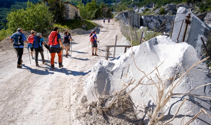  Sui sentieri delle cave (foto Apuane Libere)