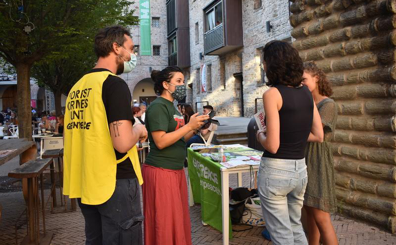 Greenpeace Firenze in piazza per sensibilizzare i fiorentini sulle vere cause della deforestazione