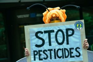 pesticidi attivista_toscana-ambiente