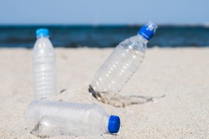Costa toscana, rilevati più di 300 rifiuti ogni 100 metri di spiaggia. Il 95% è di plastica.