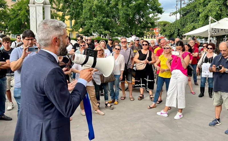 La manifestazione dell'8 giugno a Piombino. In primo piano il sindaco Francesco Ferrari.