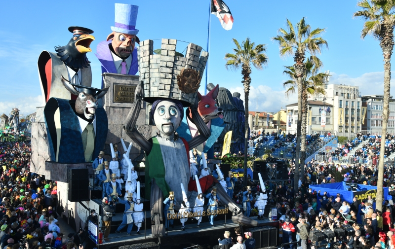 Carnevale-Viareggio-feste_Toscana-ambiente