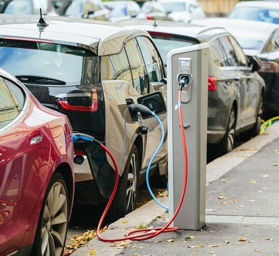auto_elettriche_colonnina_Toscana-ambiente