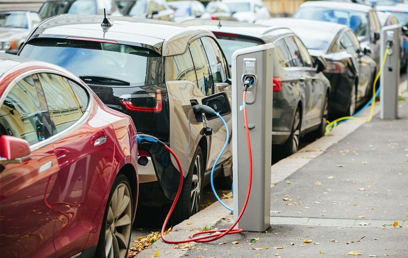 auto_elettriche_colonnina_Toscana-ambiente