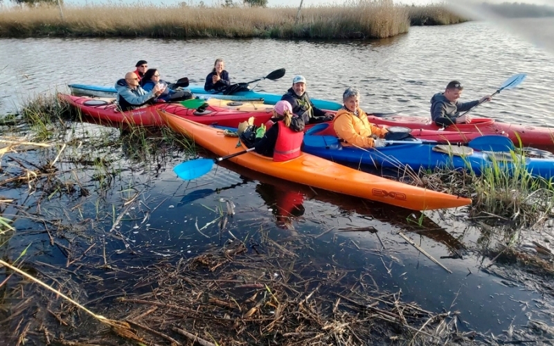 Volontari del Circolo Kayak Airone ispezionano il lago di Massaciuccoli