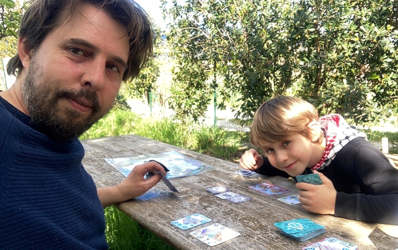 Simone D'Alessandro sperimenta con il figlio la versione base del gioco.