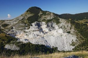 cava-monte-borla-Apuane-Toscana-ambiente-990x556