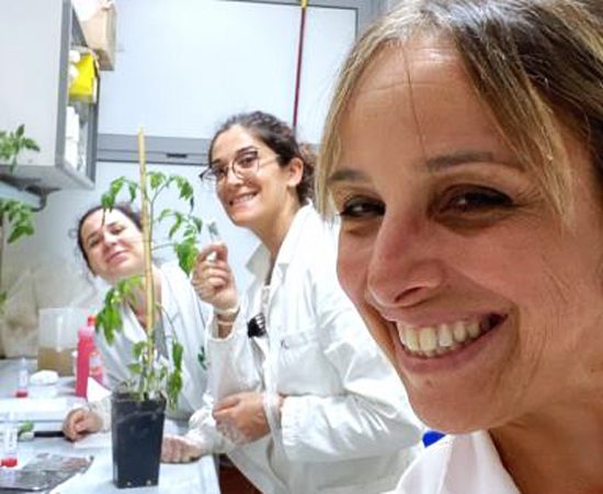 In primo piano Elisa Pellegrino.