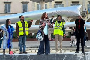 Flash mob in piazza Arnolfo (Immagine da Coordinamento Salviamo l'Elsa)