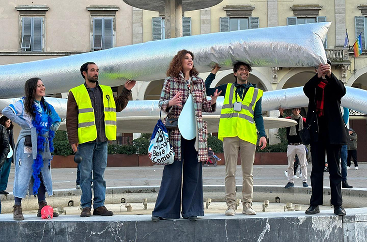 Flash mob in piazza Arnolfo (Immagine da Coordinamento Salviamo l'Elsa)